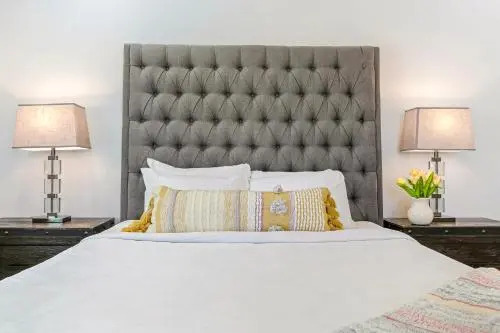 Elegant 4BR Condo in Downtown