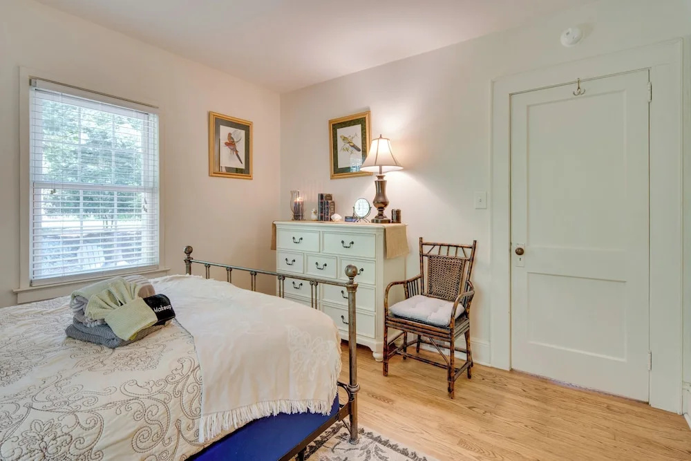 7 Mi to The Biltmore: 'Le Canard' Cottage w/ Porch