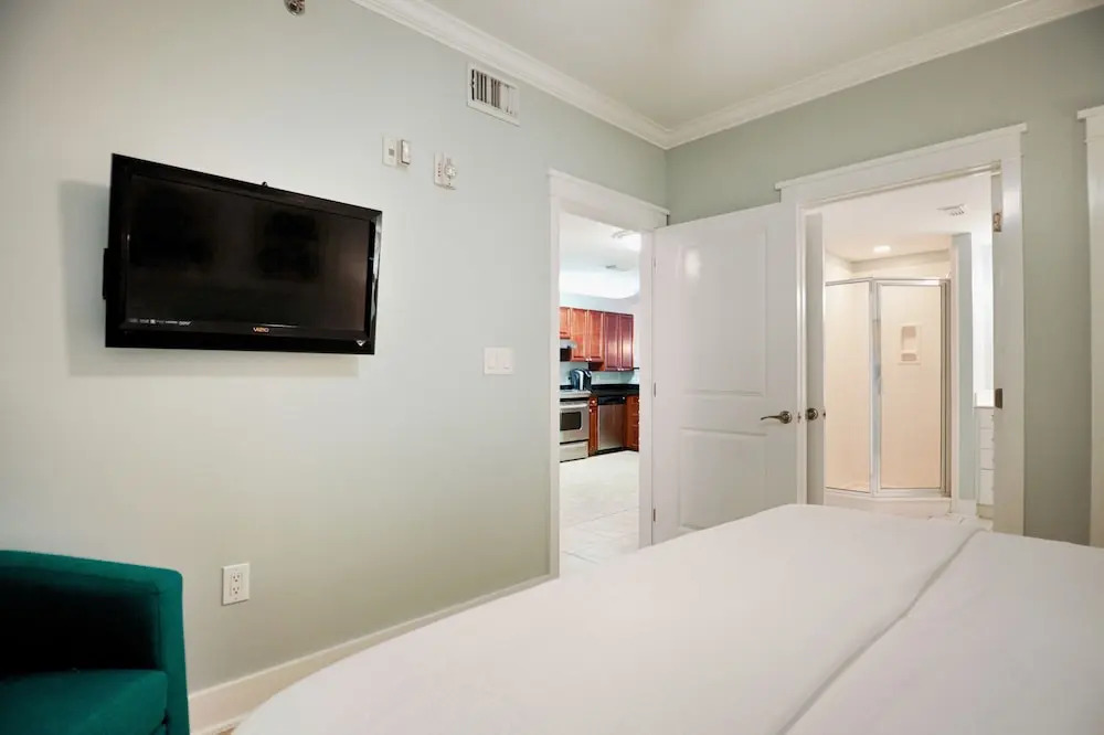 Waterscape C202 - 3 Br condo by RedAwning