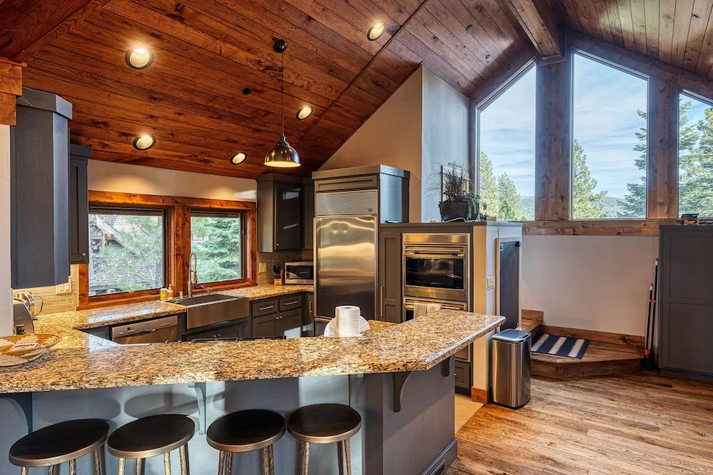 New Listing! New-build Luxury W/ Hot Tub 4 Bedroom Home
