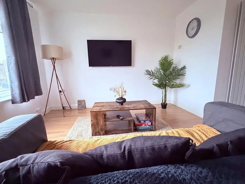 Cosy 2 Bedroom Apartment by Airport & Town Centre