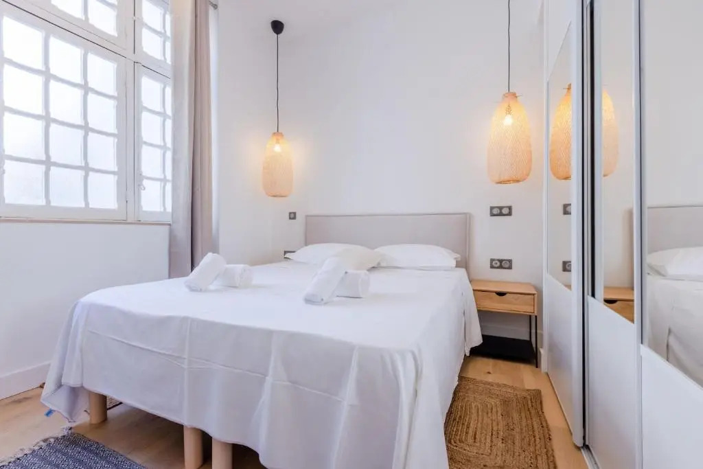 SERRENDY Stylish 2-bedroom apartment 1-minute walk to beaches