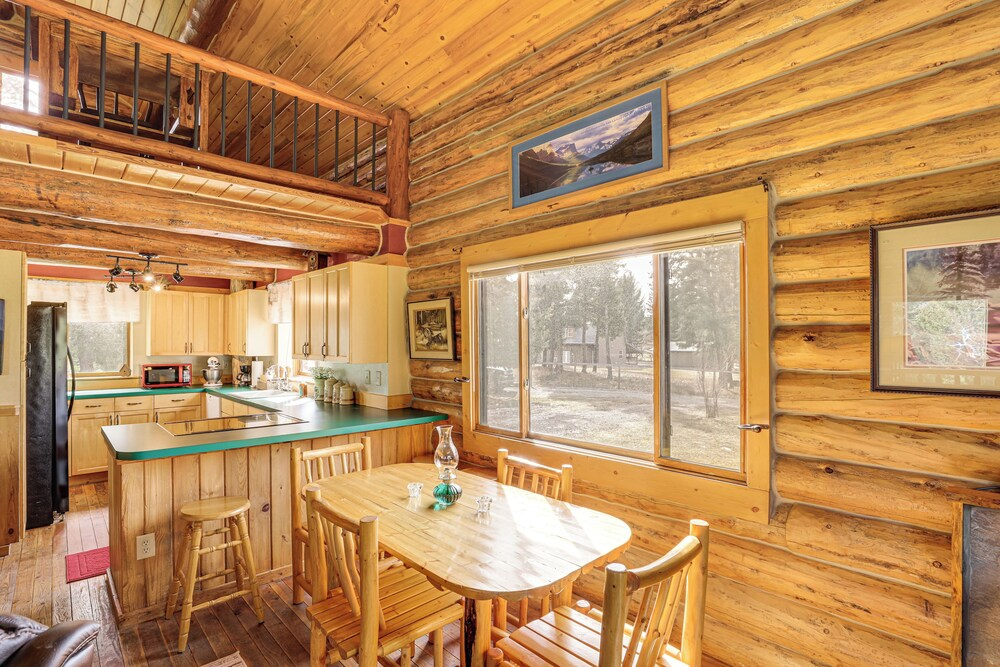 Wild Adventures in Eureka! Amish-crafted Cabin