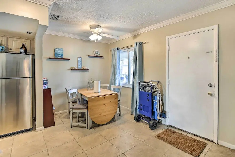 Walk to Beach & Dining: Sunny St Pete Condo!