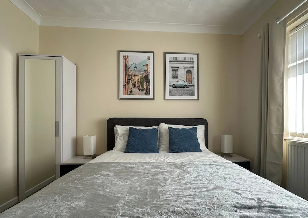 Spacious 5 Bedroom With 4 Baths Off-road Parking