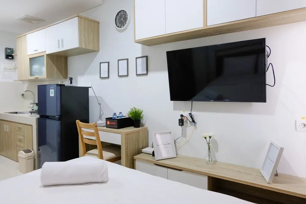 Cozy Studio Apartment with Smart TV at Springwood Residence