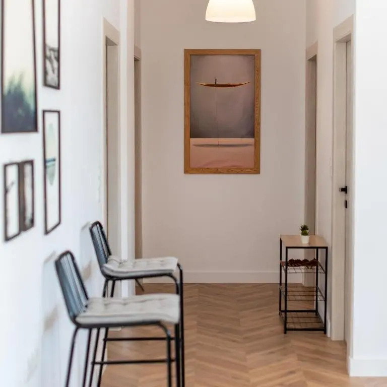Elegant new villa,with pool,BBQ, ping pong table & gym facilities, just 2km from the town!