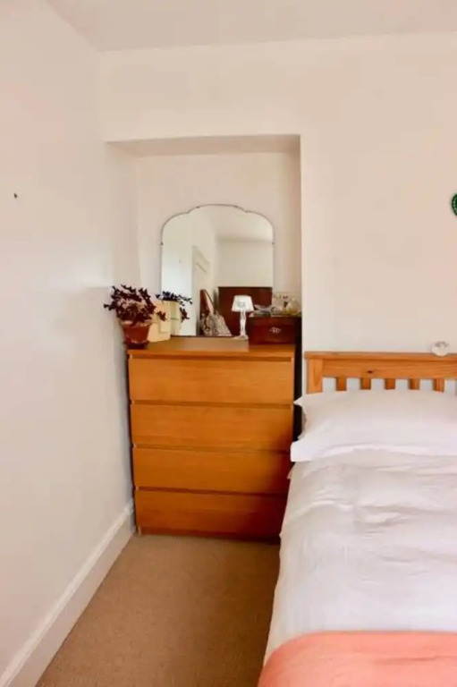 Quirky 3 Bedroom Artist's Home
