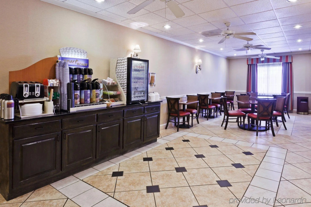 Holiday Inn Express & Suites Manchester by IHG