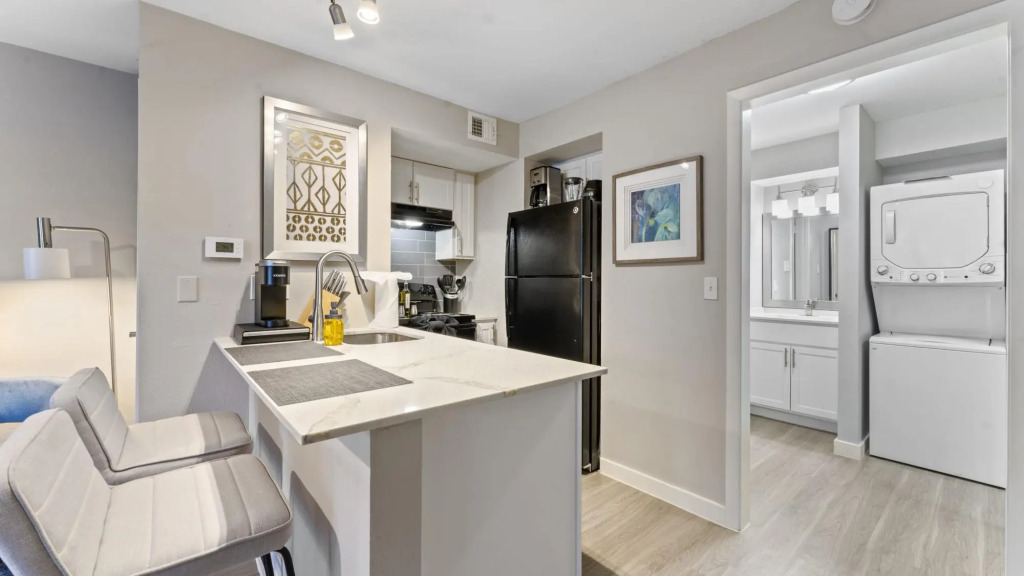 Cozy Efficiency Studios Close to Downtown and Domain