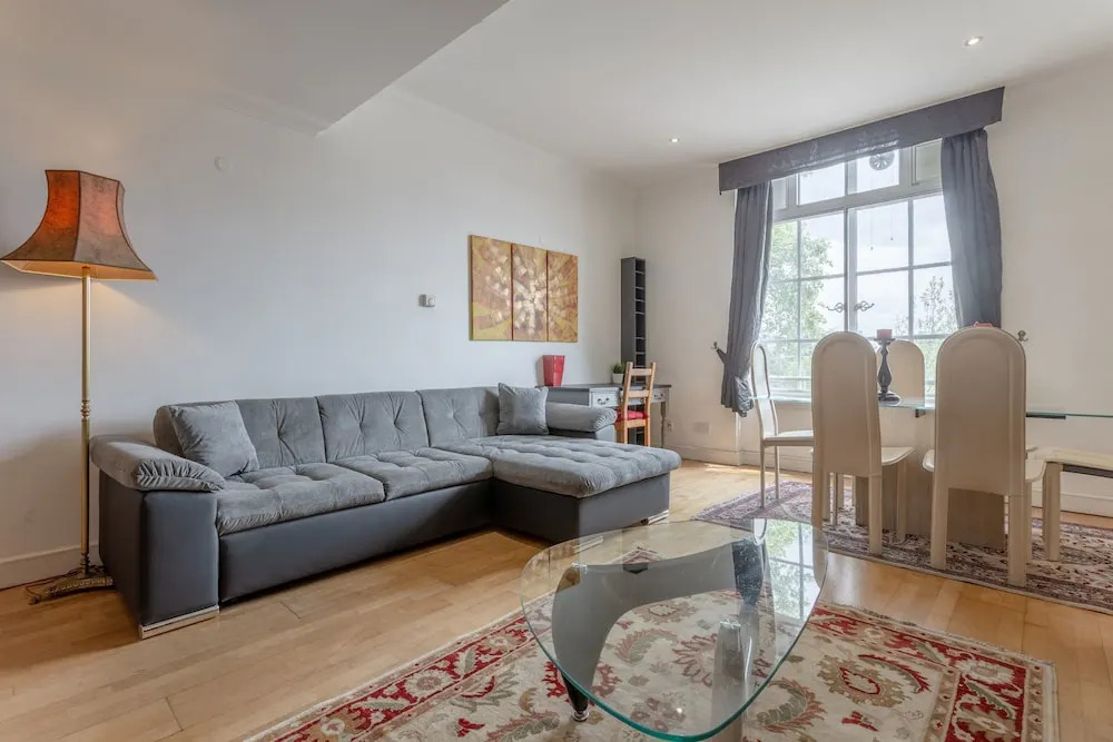 2 Bedroom Flat With Tower Bridge View