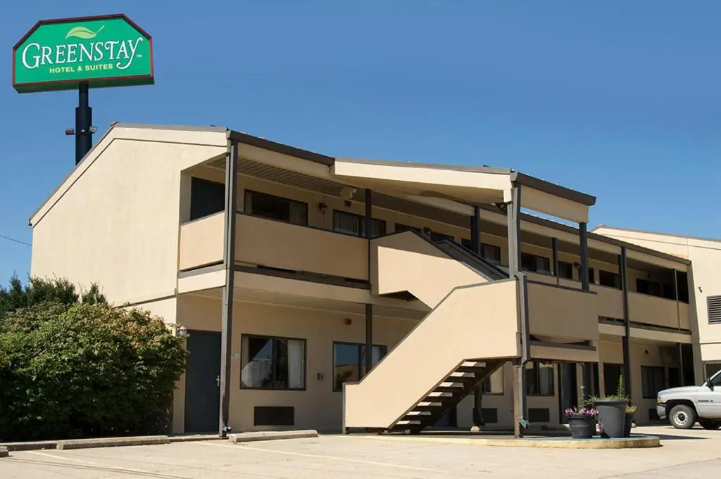 Greenlight Inn & Suites St James