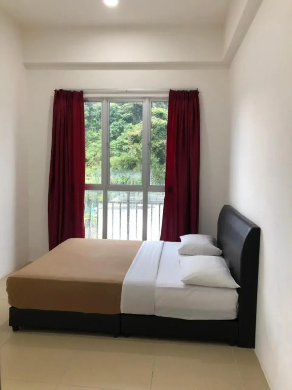 Golden Hill 1 Room Apt at Night Market