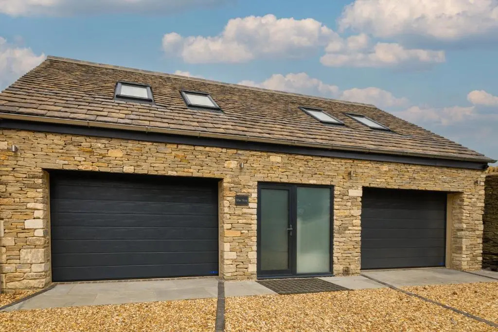 Stylish one bedroom Cotswold Coach House Tetbury