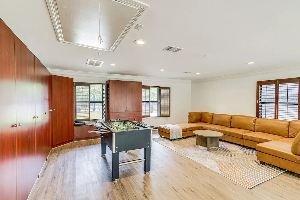 Spacious Houston Home w/ Pool - Near The Galleria!
