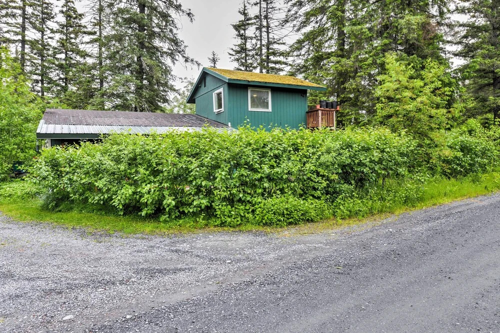 Seward Studio w/ Deck, Outdoor Dining & Mtn Views!