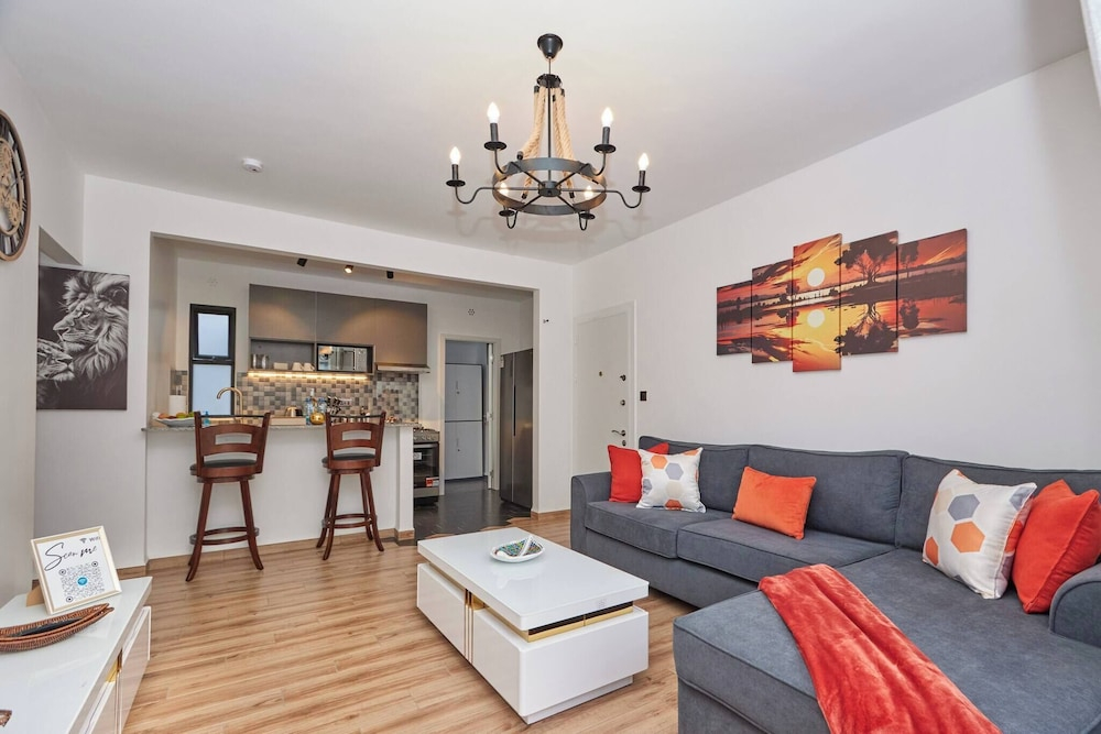 Sunset Escape Apartment Modern & Spacious Two Bedroom in Tatu City