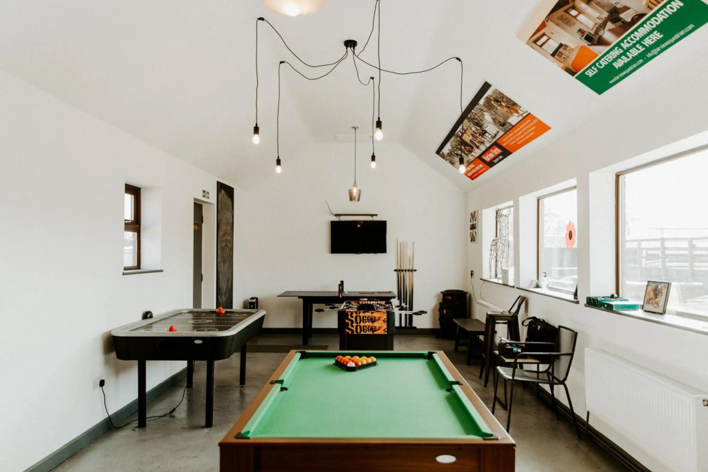 LIONHEART LARGE LUXURY LODGE - Sleeps 12, Dog Friendly, Hot Tub Hire Available, Near Sherwood Forest at Fairview Farm Nottingham, Accessible, Great for Brides,Bridesmaids ,Family Gatherings, Groups, Hen Parties, Corporate Events and Retreats,Games Rooms