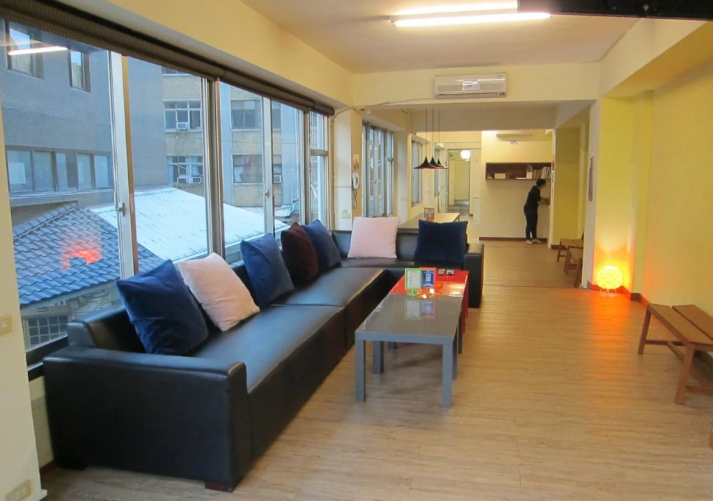 Tavern L Hostel