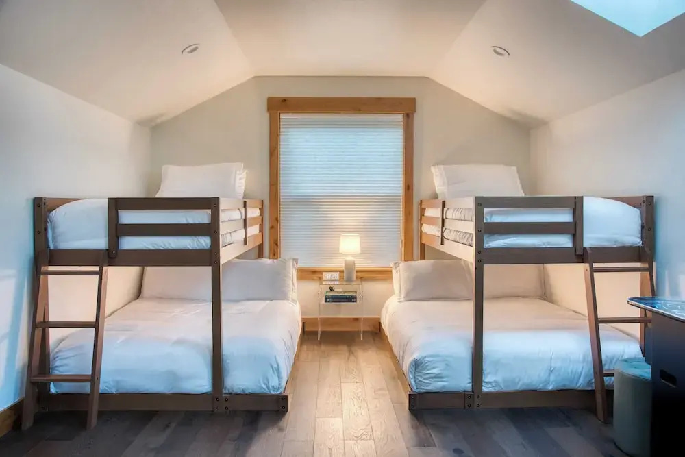 Spring River Retreat by Avantstay Lakefront Luxury w/ Hot Tub, Game Room & Near Bend