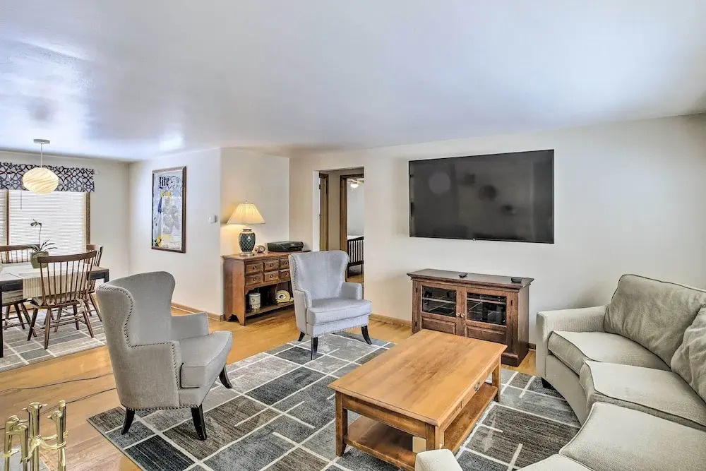 Green Bay Home: 3 Blocks to Lambeau Field!