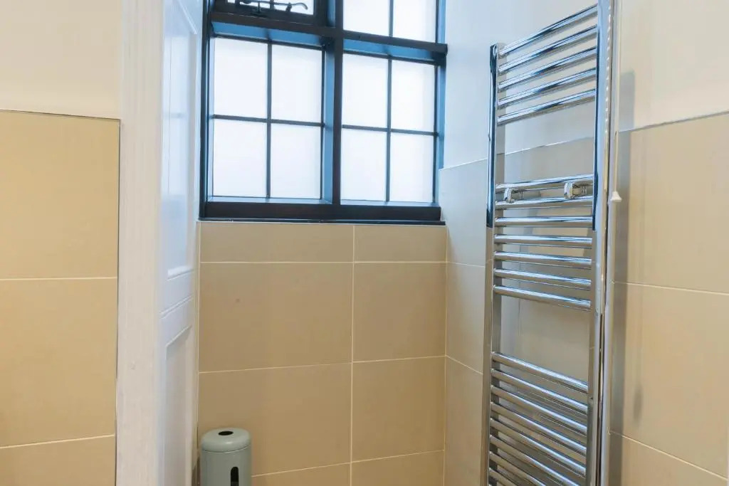 Premiere City Centre Apartment with Gated Parking and Excellent Feedback, Big Double Bedroom, Balcony, Courtyard Garden, Ideal for Long Stays, WFH, Getaways and Ongoing Contracts