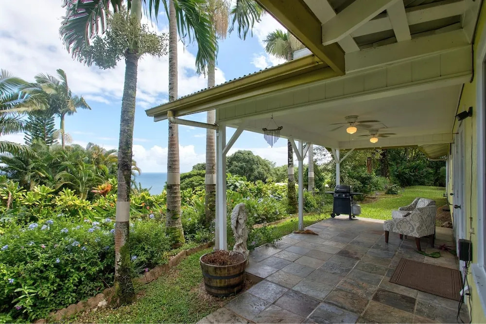 Hamakua Pukana La Hale 3 Bedroom Home by RedAwning