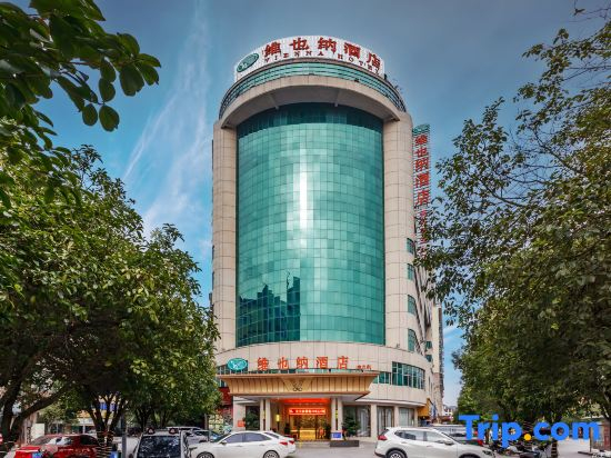 Vienna Hotel (Nandan Dongtian Jiuhai Scenic Area Jinfurong Square Branch)