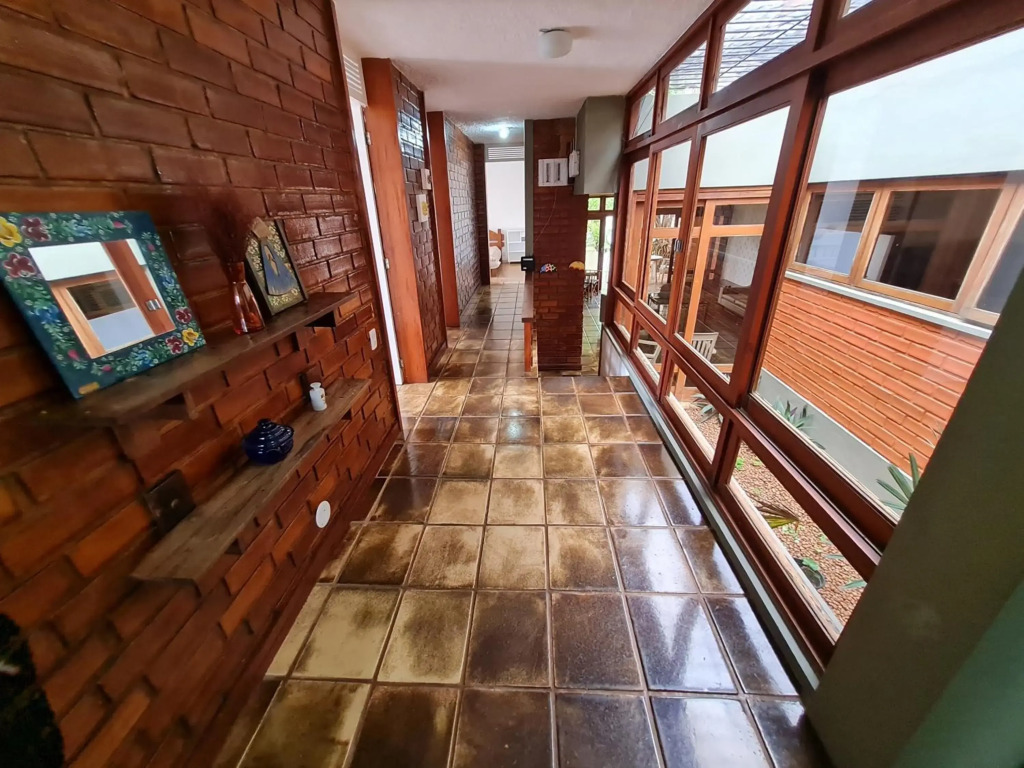 Casa Super Agradável, 250 metros da praia da Areia Preta, cinco quartos com ar, wifi, garagem, completa
