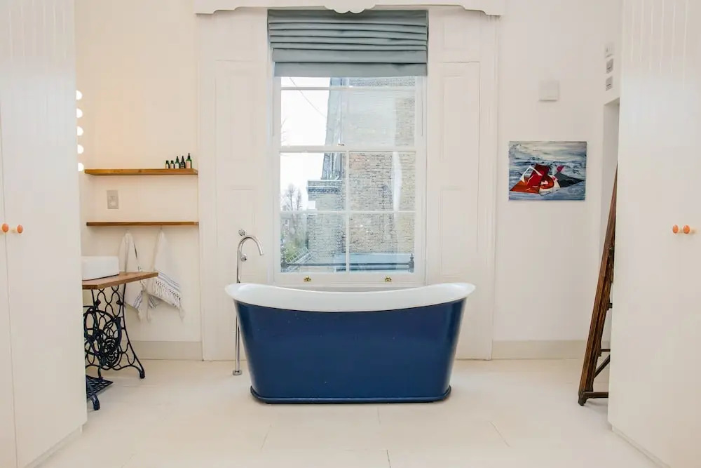3 Bedroom Family Home Sleeps 6 in Camden