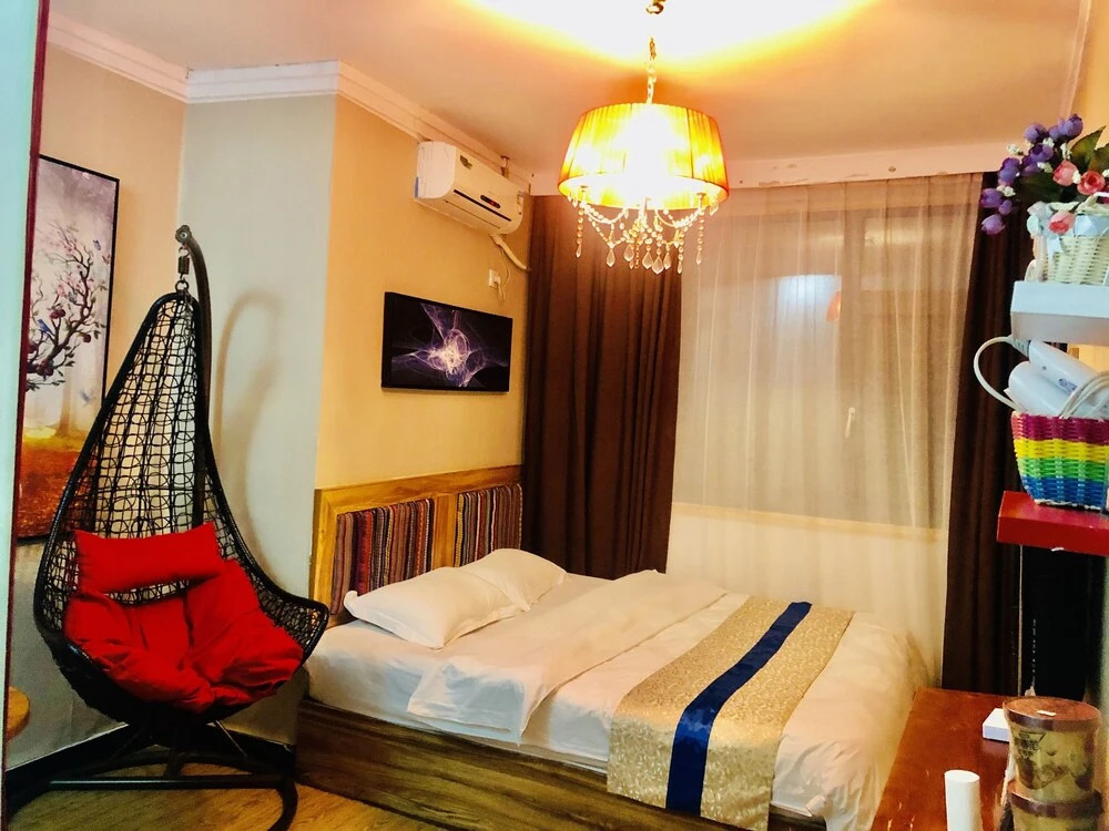 Fenghuang Little Bear Family Guest House