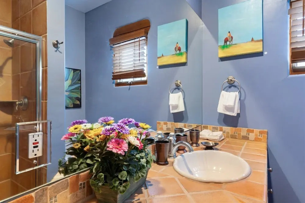 Art Haven - Stylish Southwestern Comfort, Walk to The Plaza