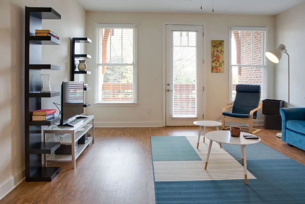 Open Concept Loft Near Uptown & Stadium