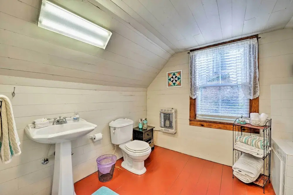 'lil Red Hen' Cottage in the Boone Area w/ Hot Tub