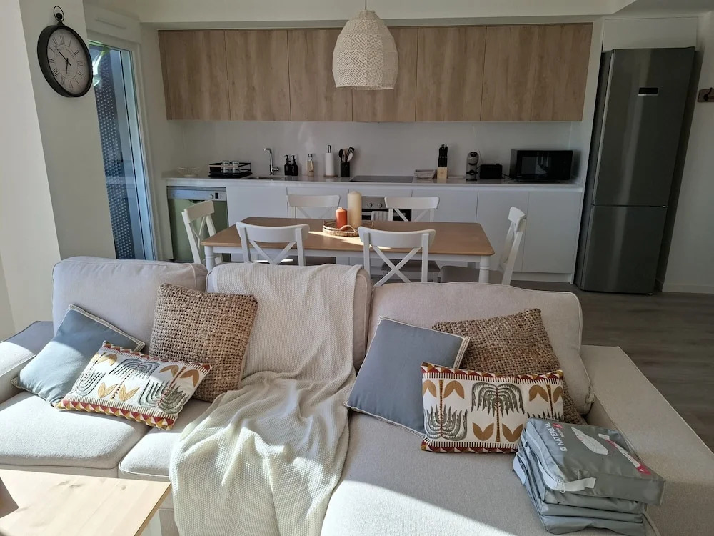 Residencial Breeze 1A by Bookaparadise