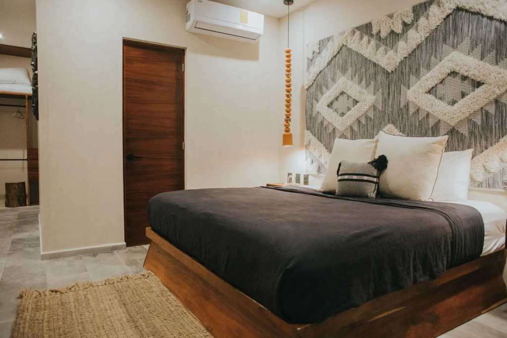 Stylish 2 Level 3 BR Penthouse Stunning Design Private Pool Sun Deck Best Wifi