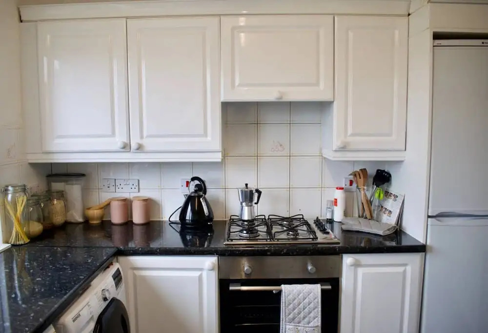 Lovely Spacious 2 Bedroom Flat by the Meadows
