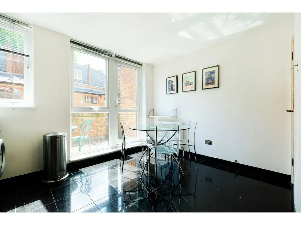 Spacious & Chic Central London Flat for 4