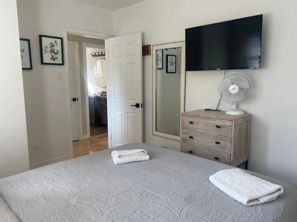 Bright Bedroom- YYZ, Humber College, EGH, Quiet