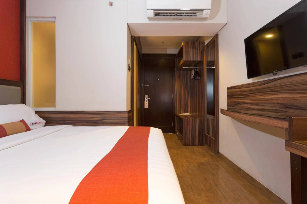 RedDoorz Plus near Blok M Square