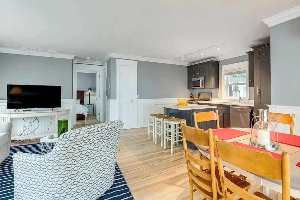 Couples Retreat on Commercial St! Walk to Beach