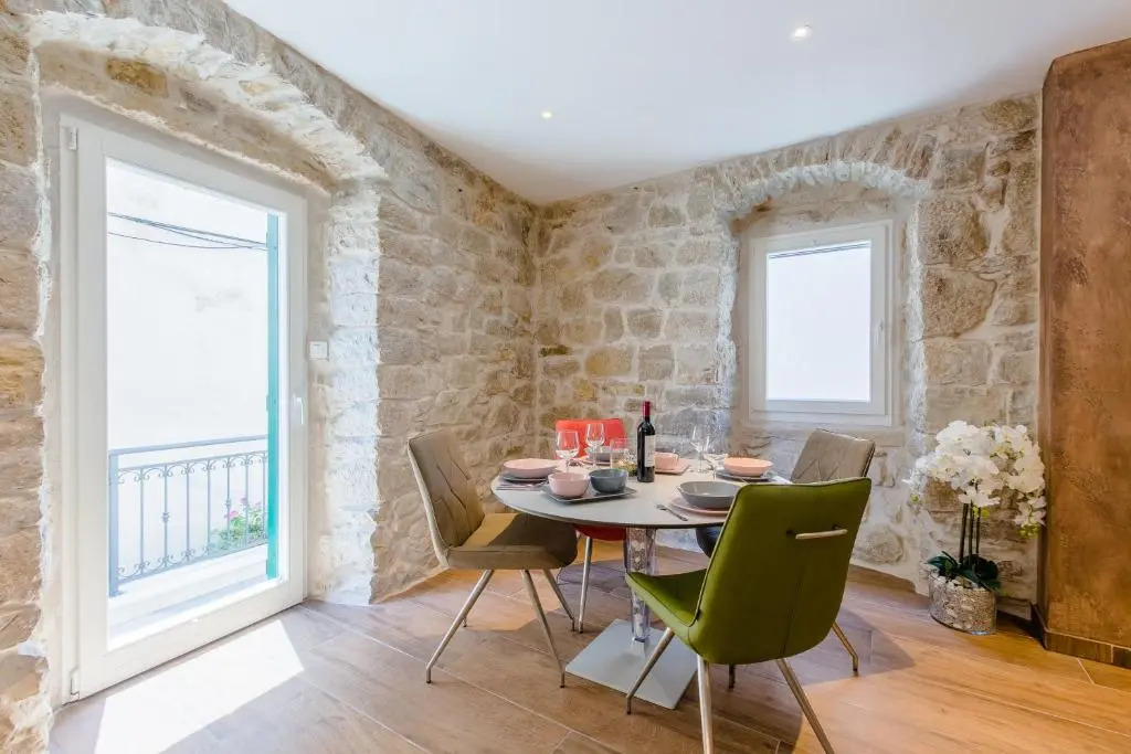 Luxury Apt Petra in 400 year old stone house 4+2