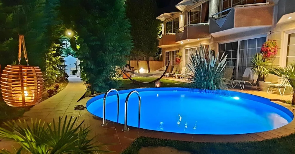 Aloha Apartments with pool