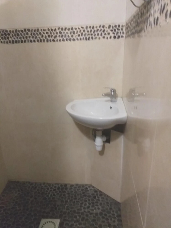 House with 5 Bedrooms in Saint-Benoît, with Enclosed Garden