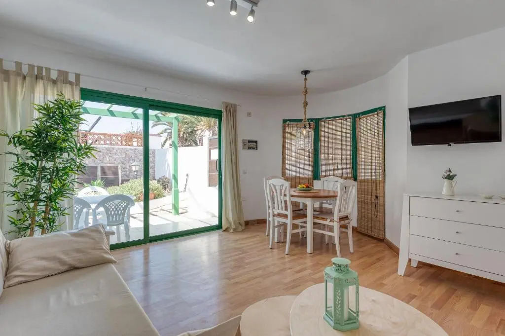 Apartment with pool and terrace 1 min from the Beach