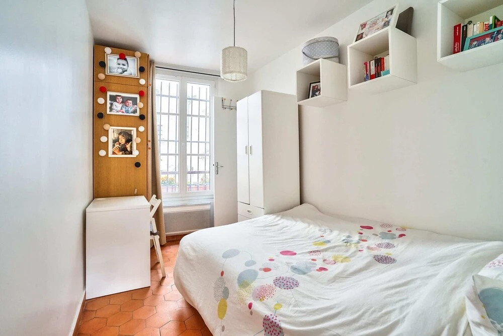 Charming 2 Room Apartment Near Square Louise-michel