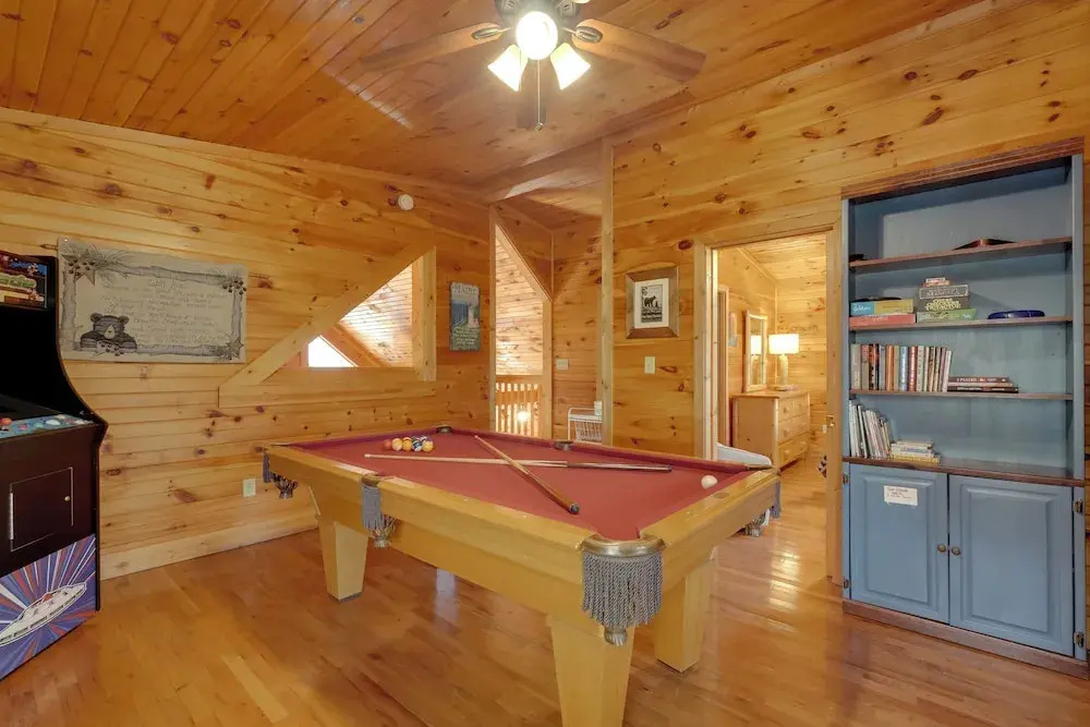 Gatlinburg Scenic Cabin w/ Hot Tub 2 Mi to Dtwn