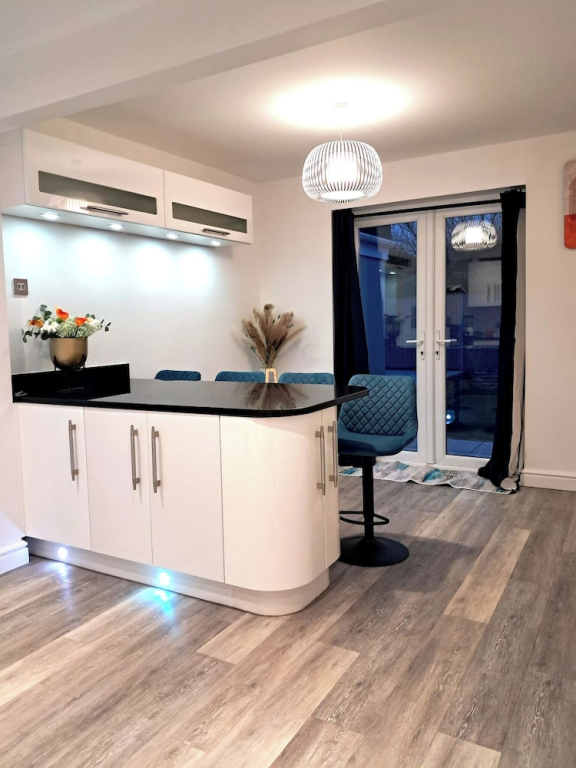 2 Bed Home - Parking, Private Garden, Wifi