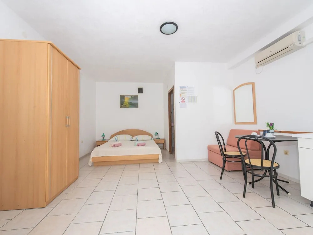Lovely Holiday Home in Okrug Gornji near Sea