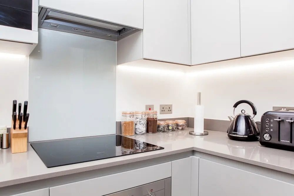 Colourful Modern Brixton 2 Bed with Balcony